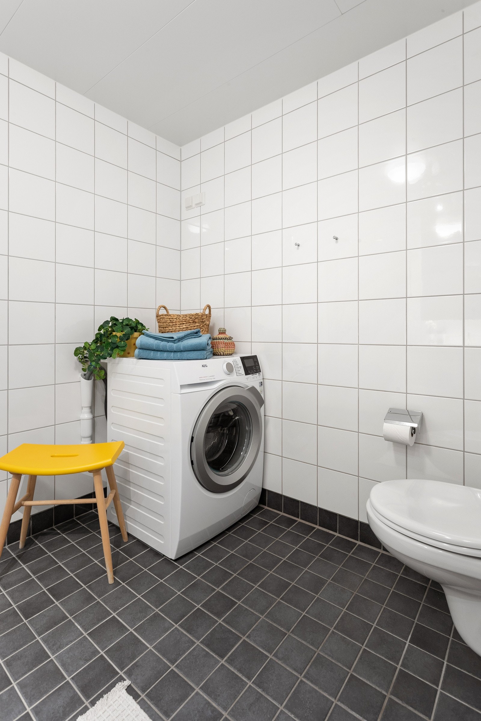 Plass og opplegg for vaskemaskin og tørketrommel over om ønskelig. Galleribilde