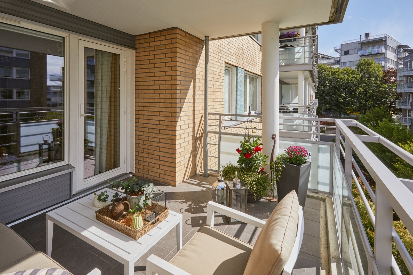 Fra stuen har du utgang til en flott og solrik sydvendt balkong på ca. 11m². Den gode størrelsen gir plass til sittegruppe etter eget ønske og behov. Galleribilde