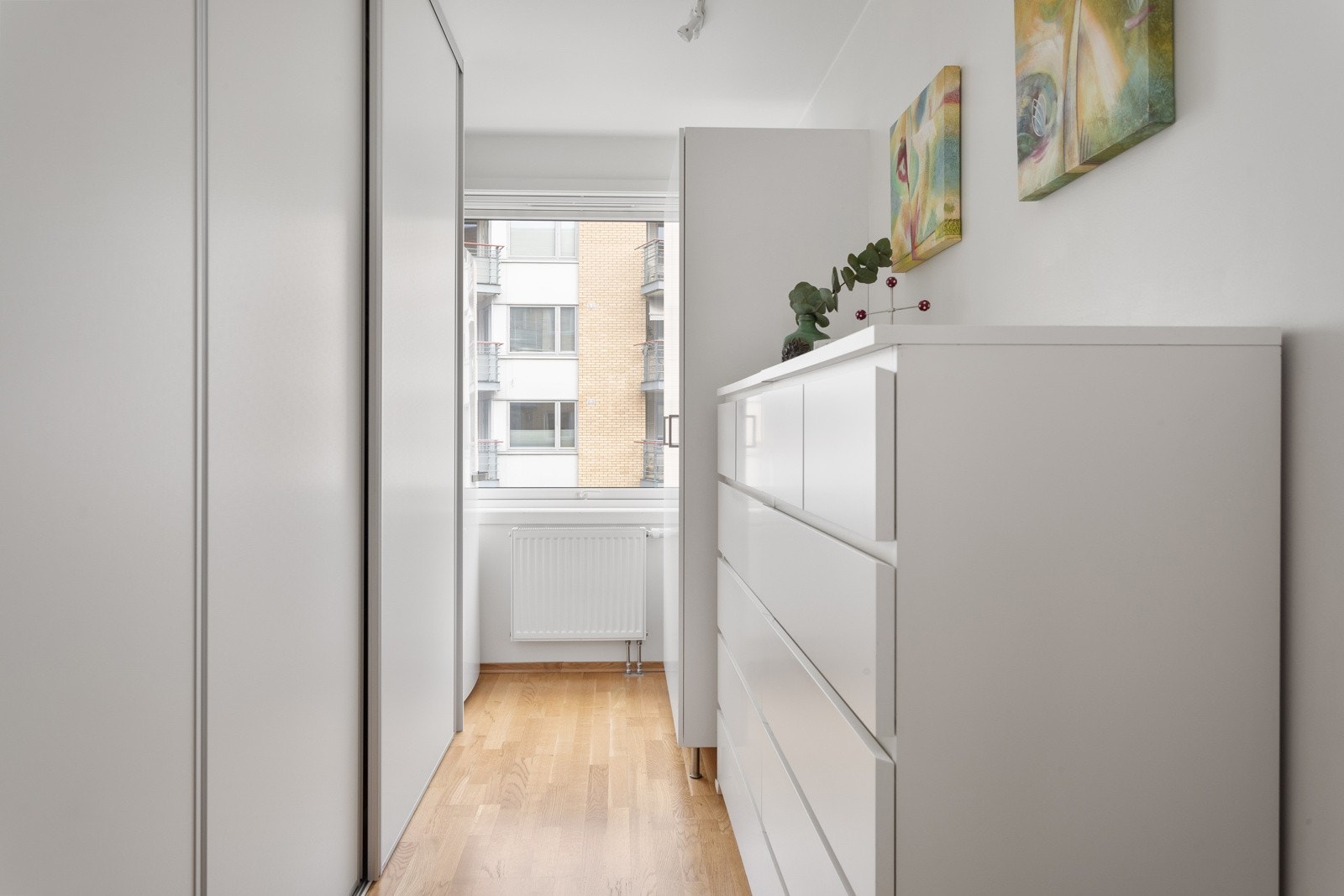 Soverommet har du rikelig med oppbevaringsplass i stor plassbygget skyvedørsgarderobe, samt ytterligere plass til kommoder, kontorpult eller en gjesteseng. Galleribilde