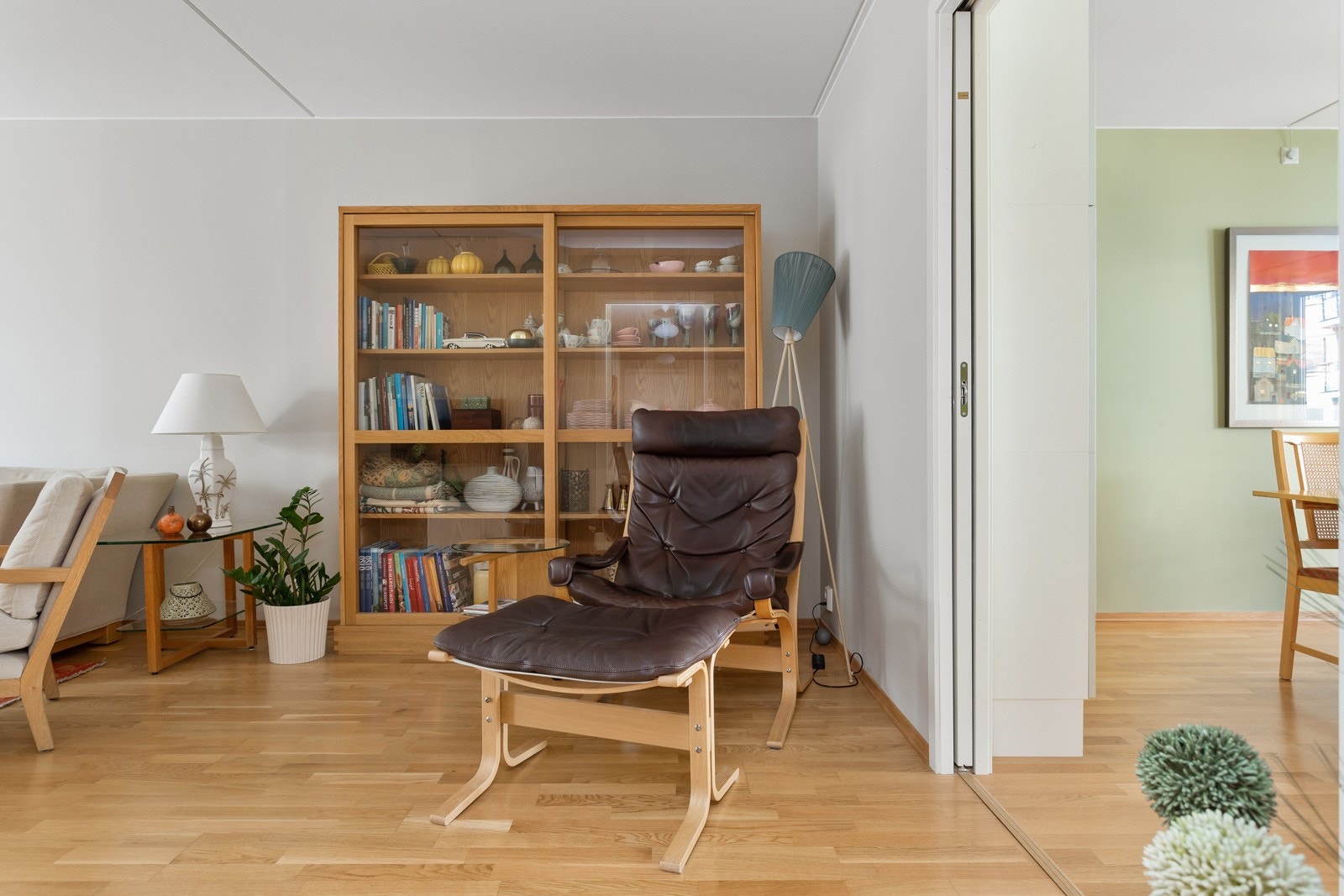 Leiligheten holdes god og lun på vinterstid med fjernvarme til radiatorer. Både á-konto oppvarming og varmtvann, kabel-TV og bredbånd er inkludert i felleskostnadene. Galleribilde