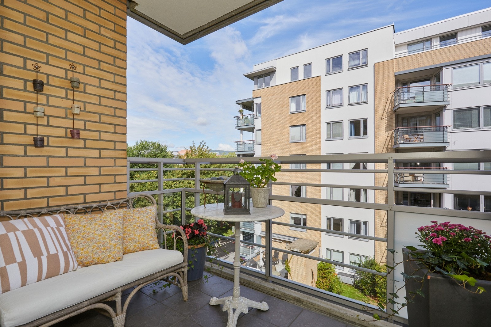 Fra kjøkkenet har du utgang til en flott nordvendt balkong på ca. 5m². Samme gode og moderne standard her med fliser på gulv og rekkverk av glass og stål. Det er også montert utebelysning og stikkontakt. Galleribilde