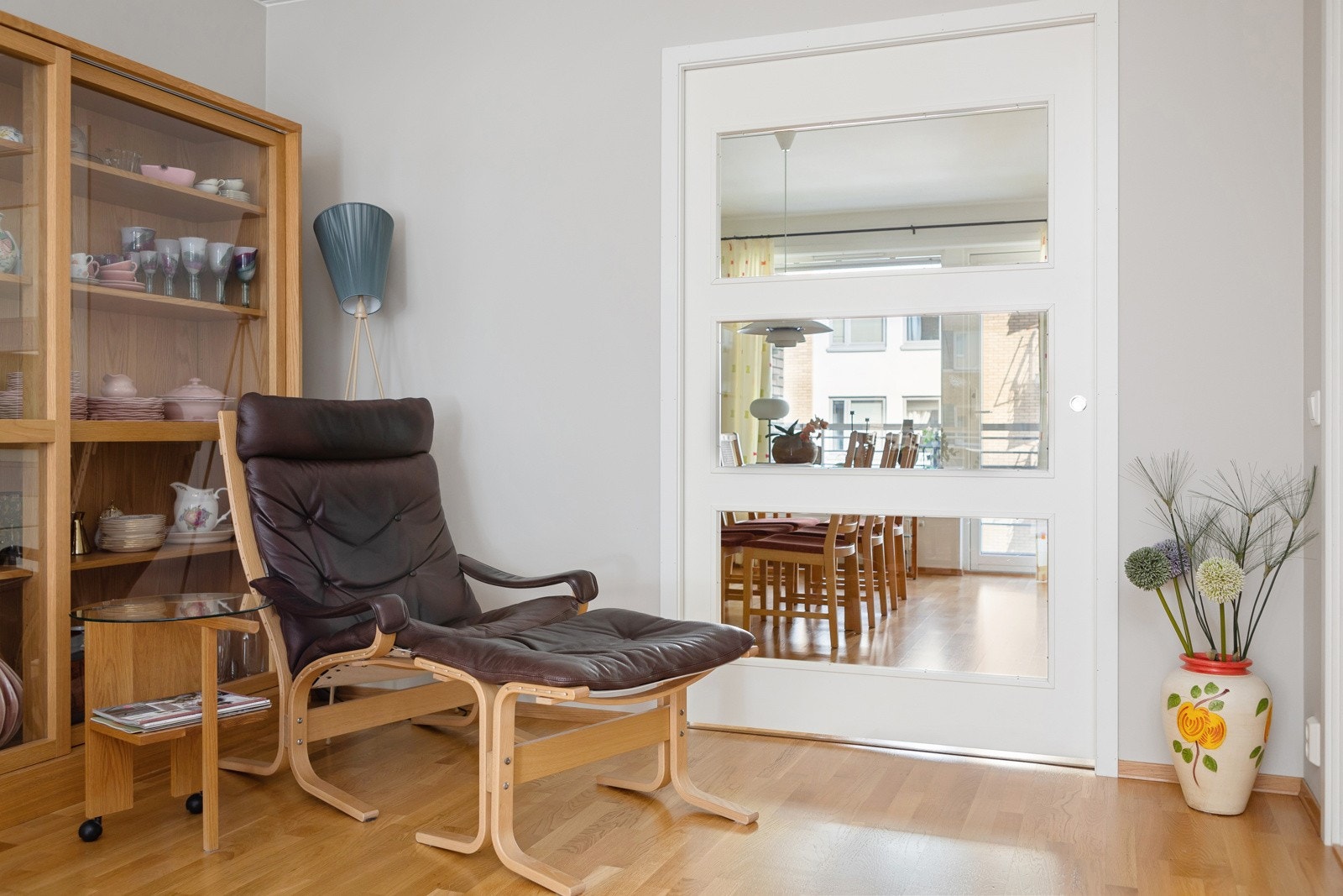Kjøkkenet ligger i et eget rom i direkte tilknytning til stuen, adskilt og samtidig åpent og sosialt. Galleribilde