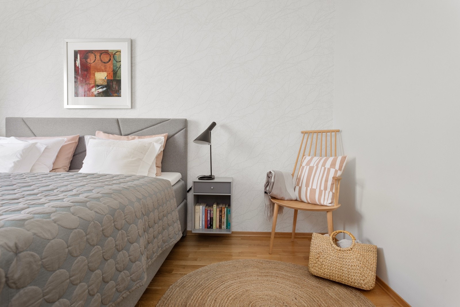 Soverommet har parkett på gulv og glatte lysmalte overflater kombinert med en fin tapetsert vegg. Galleribilde