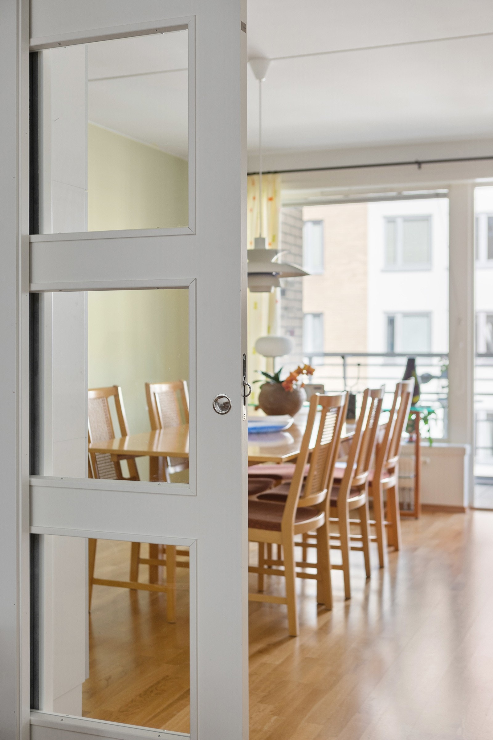 Flott skyvedør med glassfelt inn til det romslige spisekjøkkenet. Galleribilde
