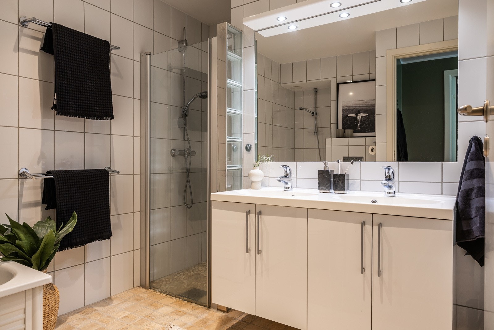 Direkte inngang til bad I fra hovedsoverom Galleribilde