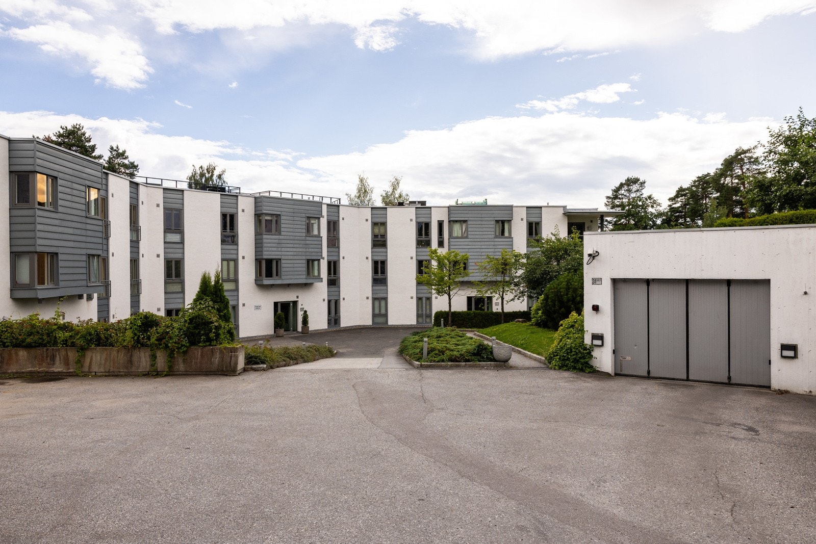 Innkjøring til gårdsplass og port til garasjeanlegg Galleribilde