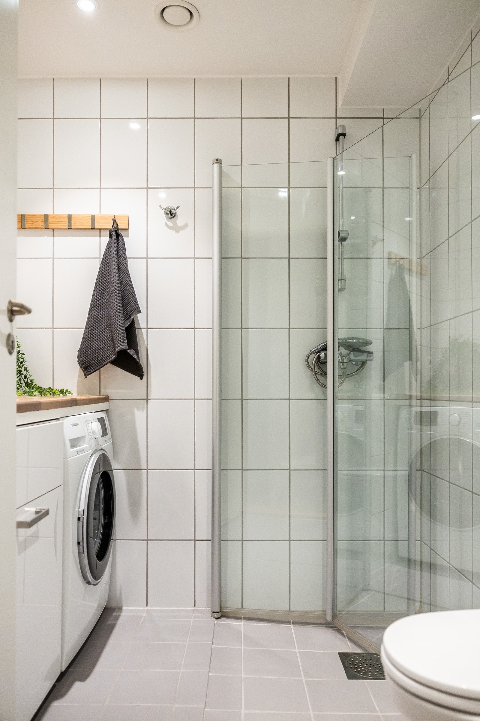 Dusjhjørne med innfellbare glassvegger på bad II Galleribilde