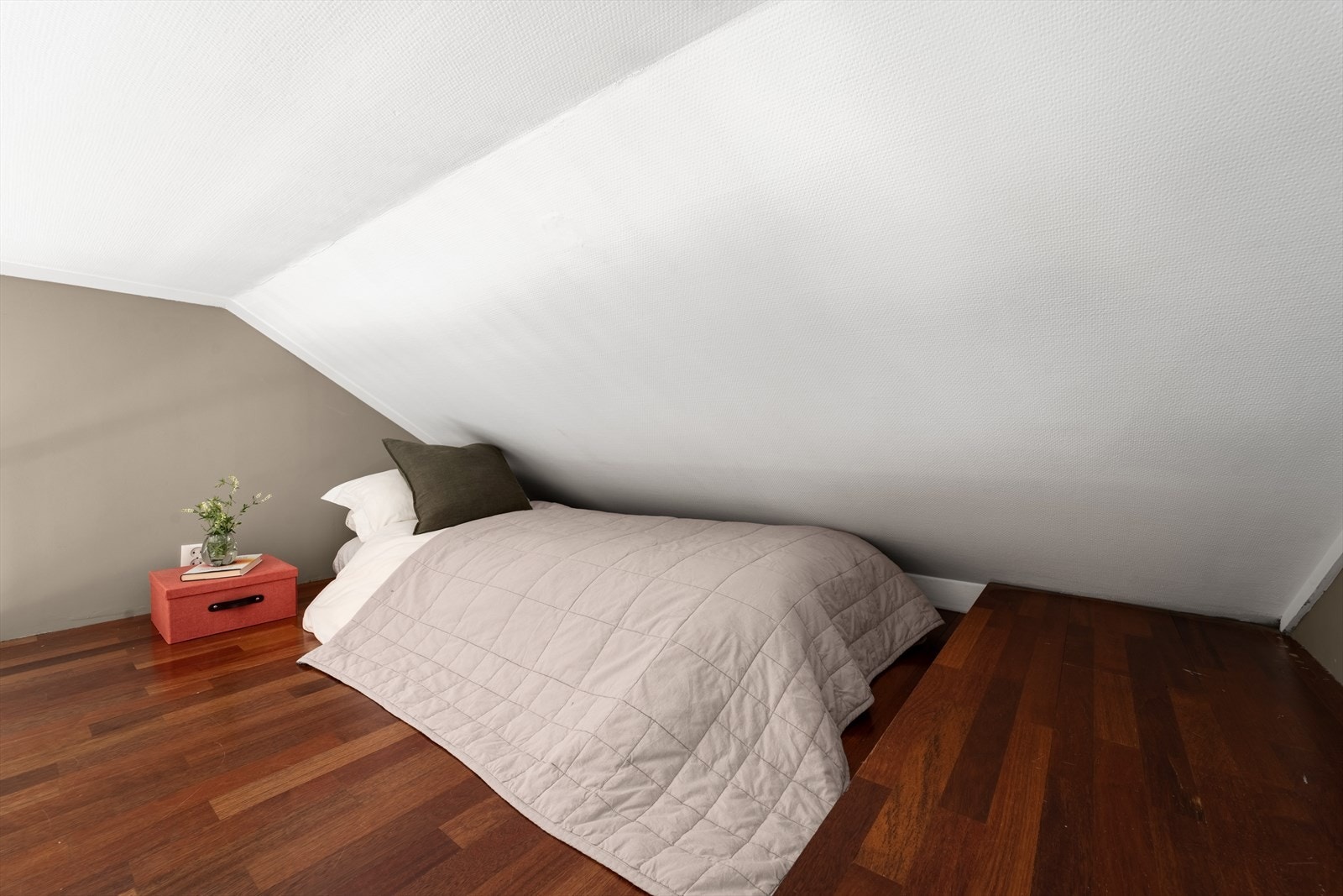 Over kjøkkenet har du en hems med gulvareal på ca. 10 m² med trappeadkomst (Hemsen er ikke måleverdig i sin helhet på grunn av lav takhøyde iht. retningslinjer for arealmåling NS 3940) Galleribilde