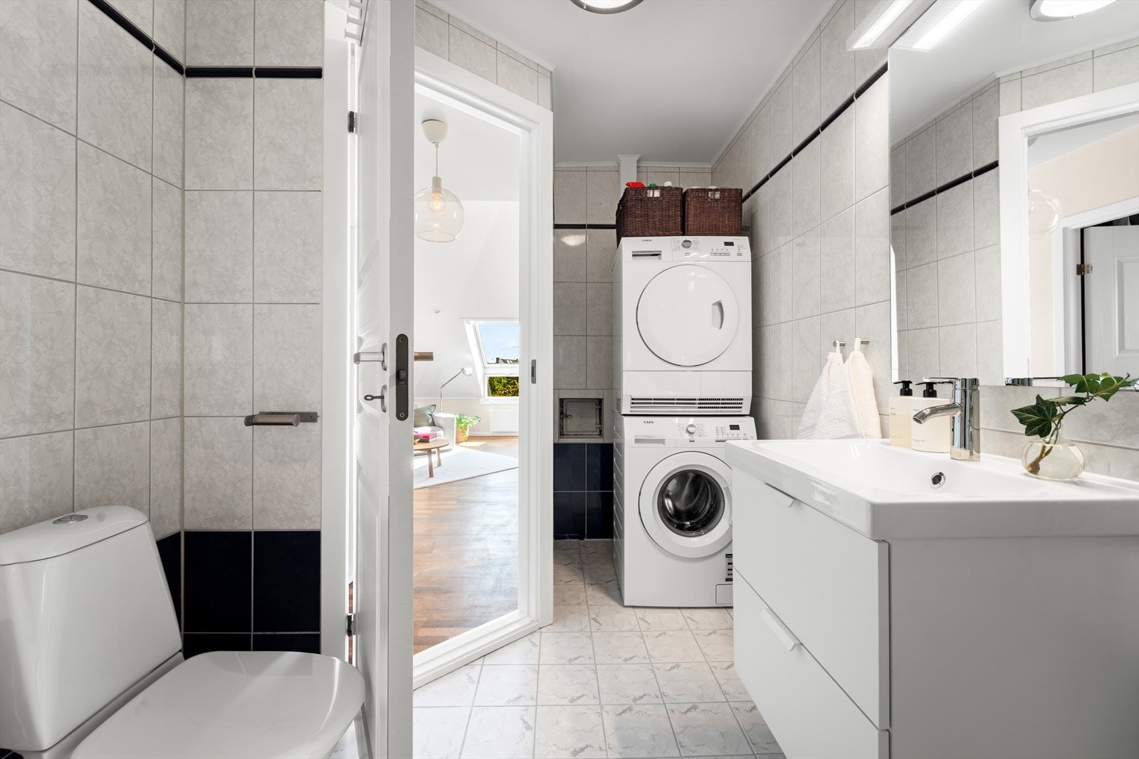Badet har plass og opplegg for vaskemaskin og tørketrommel i eget hjørne Galleribilde