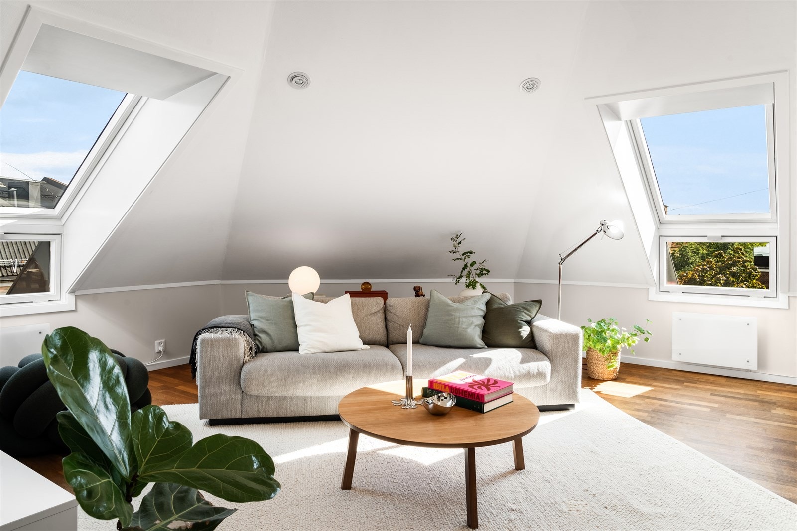 God plass til stor sofaseksjon eller lounge (sofa på bildet måler 2,4 m i bredde) Galleribilde