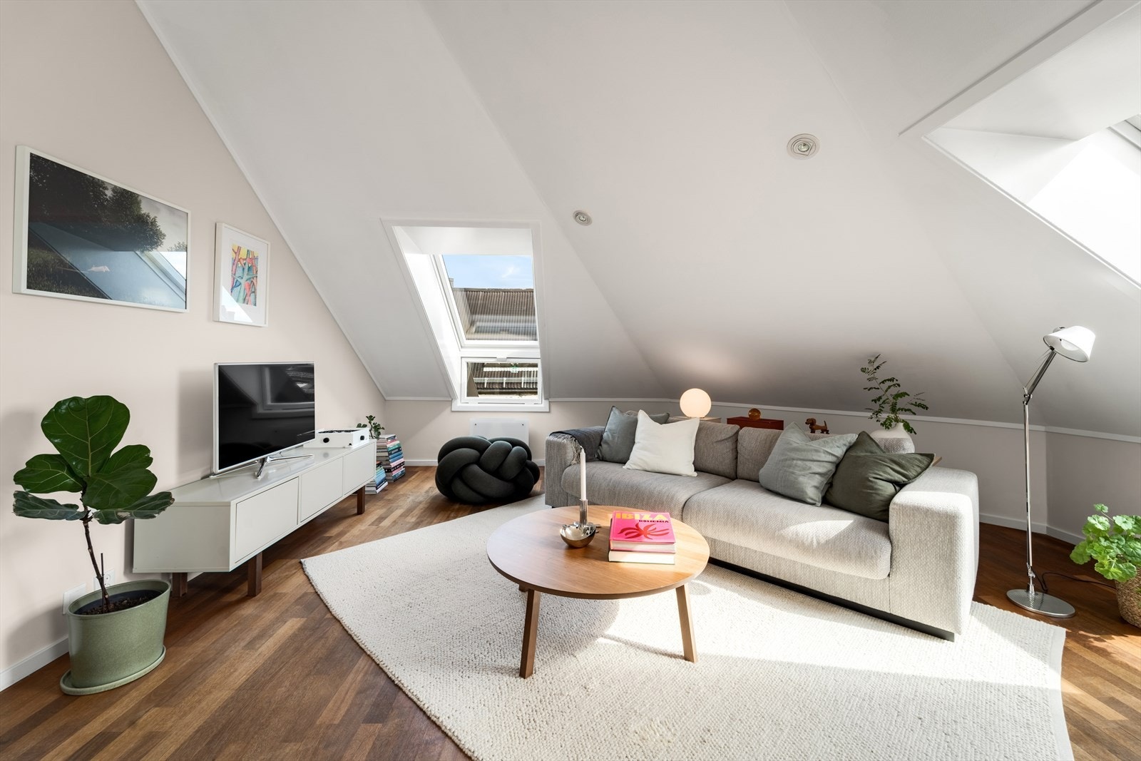 Fin plass til sofaseksjon i naturlig avstand fra TV med tilhørende møblement Galleribilde