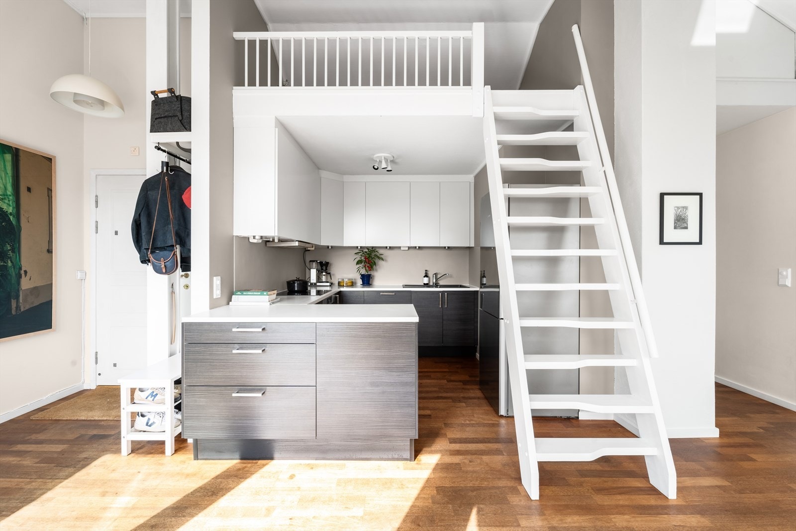 Moderne kjøkken fra HTH med sosial kjøkkenøy og kjente hvitevarer fra Bosch Galleribilde