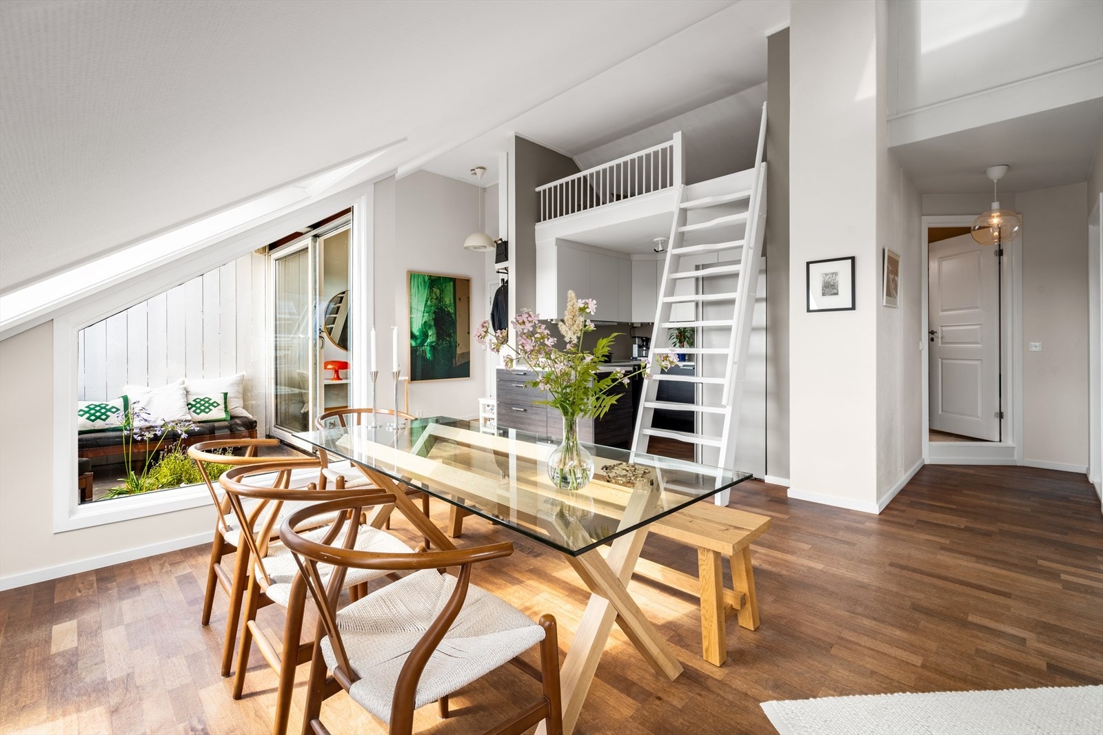 I tilknytning til kjøkkenet er det god plass til større spisebord Galleribilde