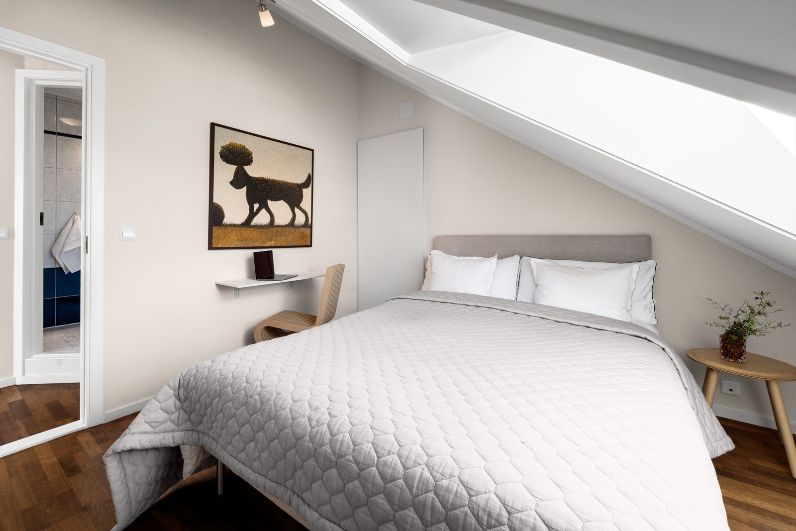 Det er også plass til en liten kontorpult Galleribilde