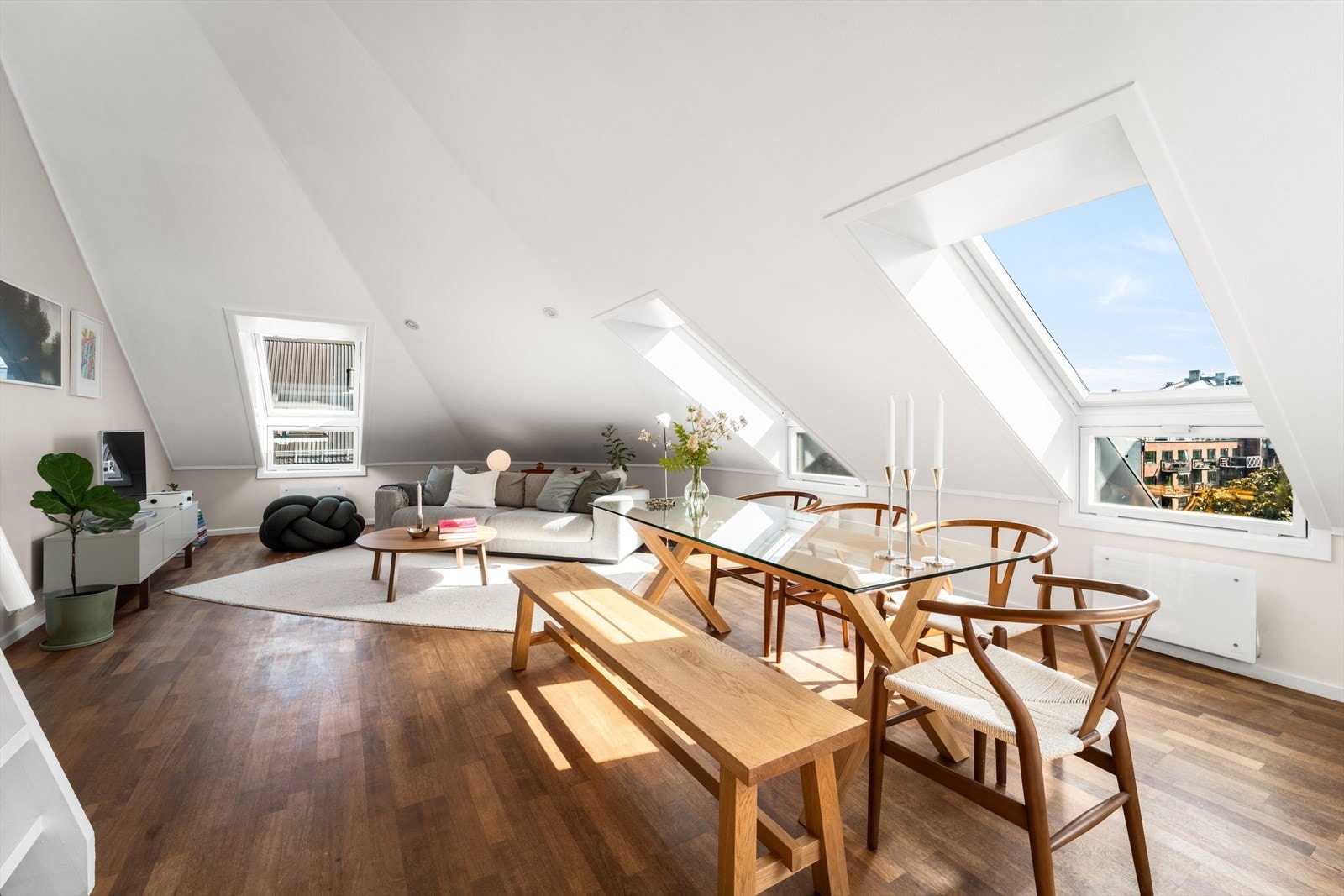 Lys og romslig loftsleilighet med privat takterrasse, hems og gulvareal på 74 m² - Meget populær beliggenhet i attraktive Frogner/Homansbyen Galleribilde