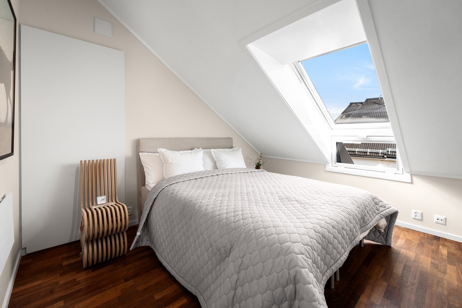 Soverommet har god plass til dobbeltseng, nattbord og møblement for oppbevaring Galleribilde