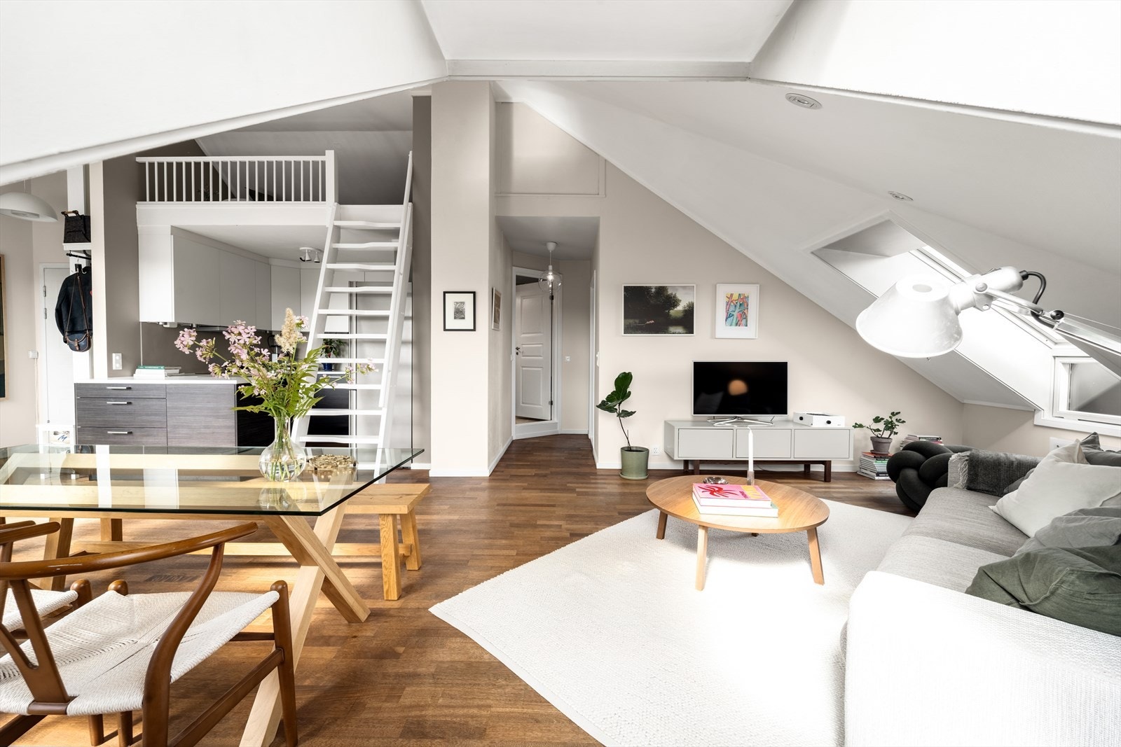 I stuen har du svært gode innredningsmuligheter - Legg merke til takhøyden! Galleribilde