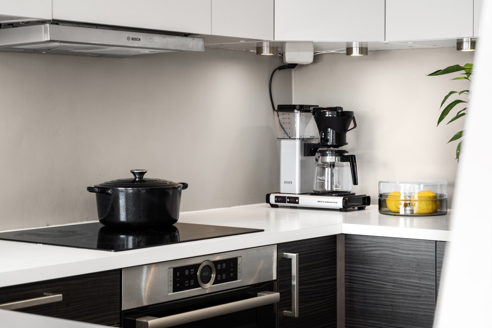 Induksjonstopp, stekeovn og oppvaskmaskin er integrert i innredningen og det er god plass til stort kjøl/frys i egen nisje Galleribilde