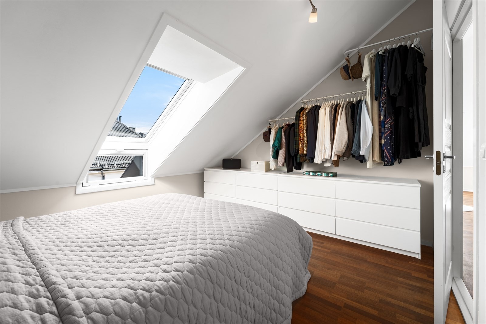 Takvinduet slipper inn rikelig med naturlig lys - Gode muligheter for å sette inn møblement for oppbevaring Galleribilde