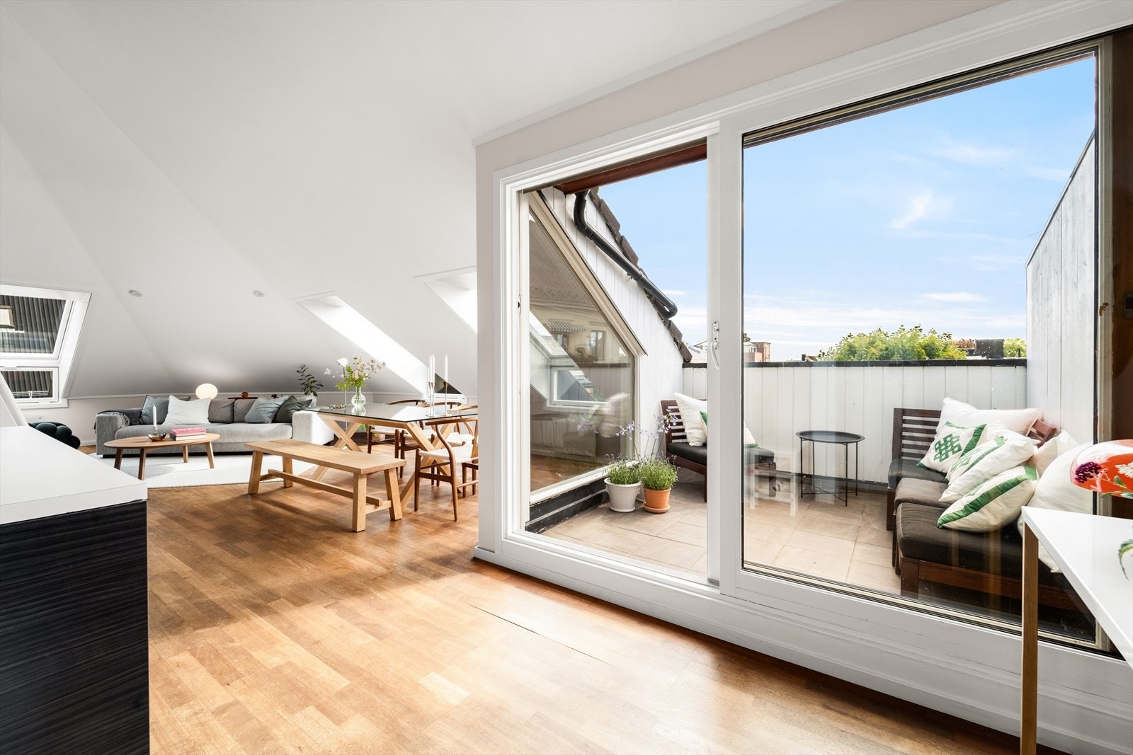 Den gode kombinasjonen av takhøyde, vindusflater og takterrasse gir en lys og luftig atmosfære Galleribilde