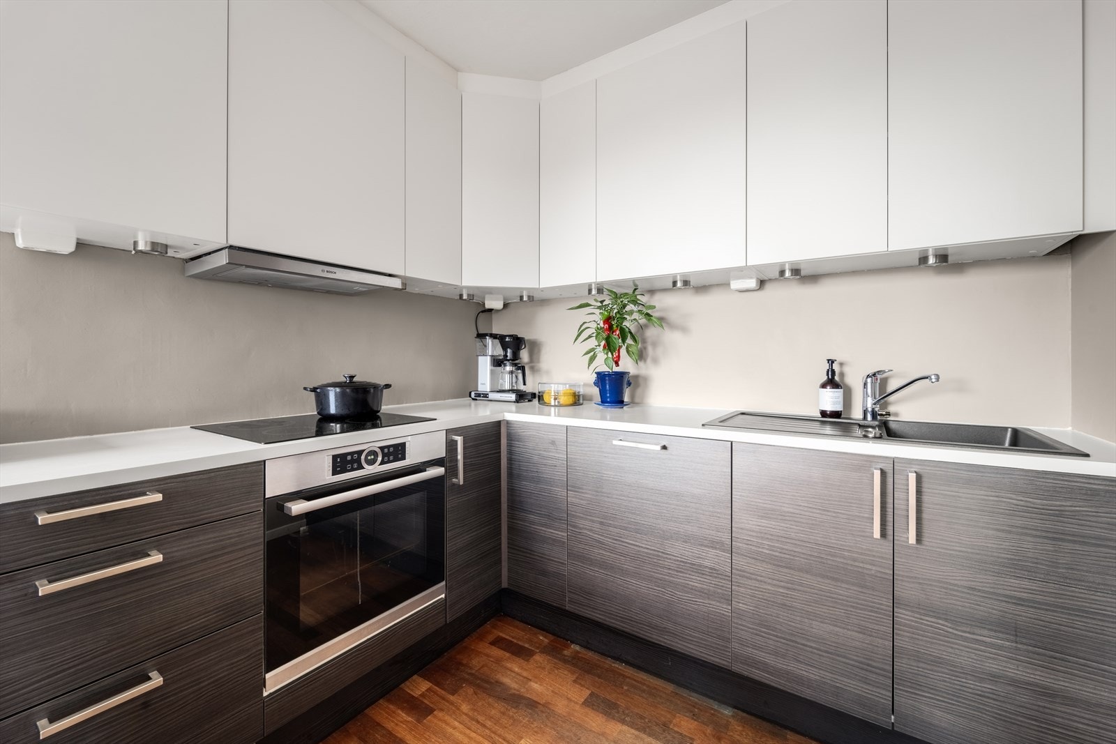 Her er det rikelig med skap- og benkeplass Galleribilde