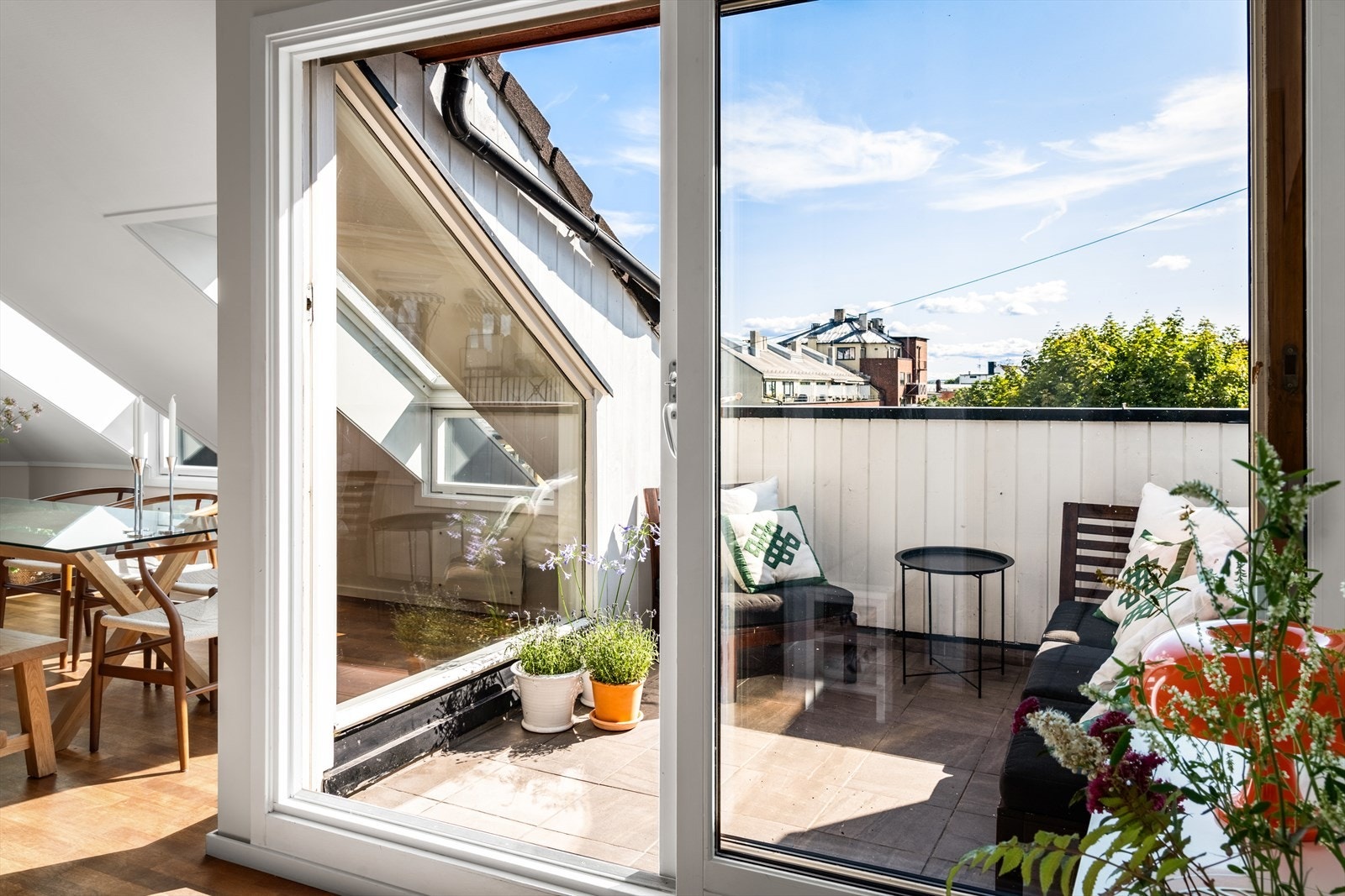 Sydvestvendt og skjermet takterrasse på ca. 6,5 m² med adkomst fra stue Galleribilde