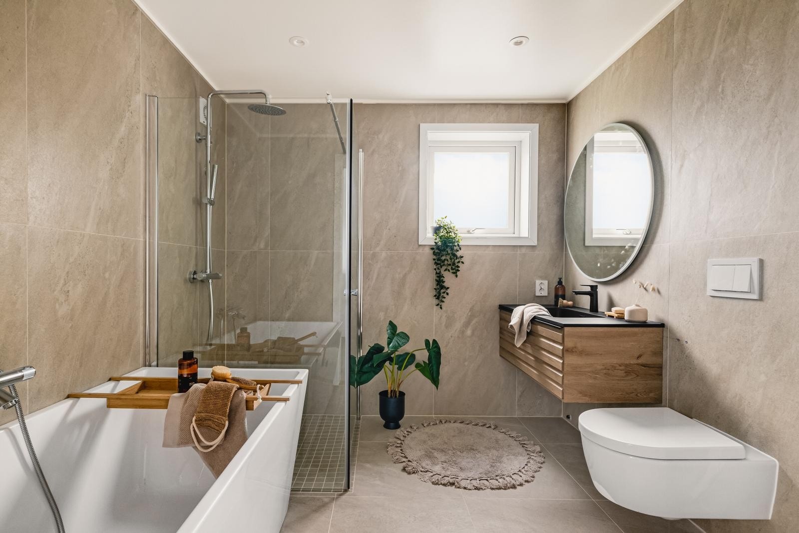 Fra badet i hovedetasjen. Her er også separat vaskerom, samt eget gjestetoalett. Galleribilde