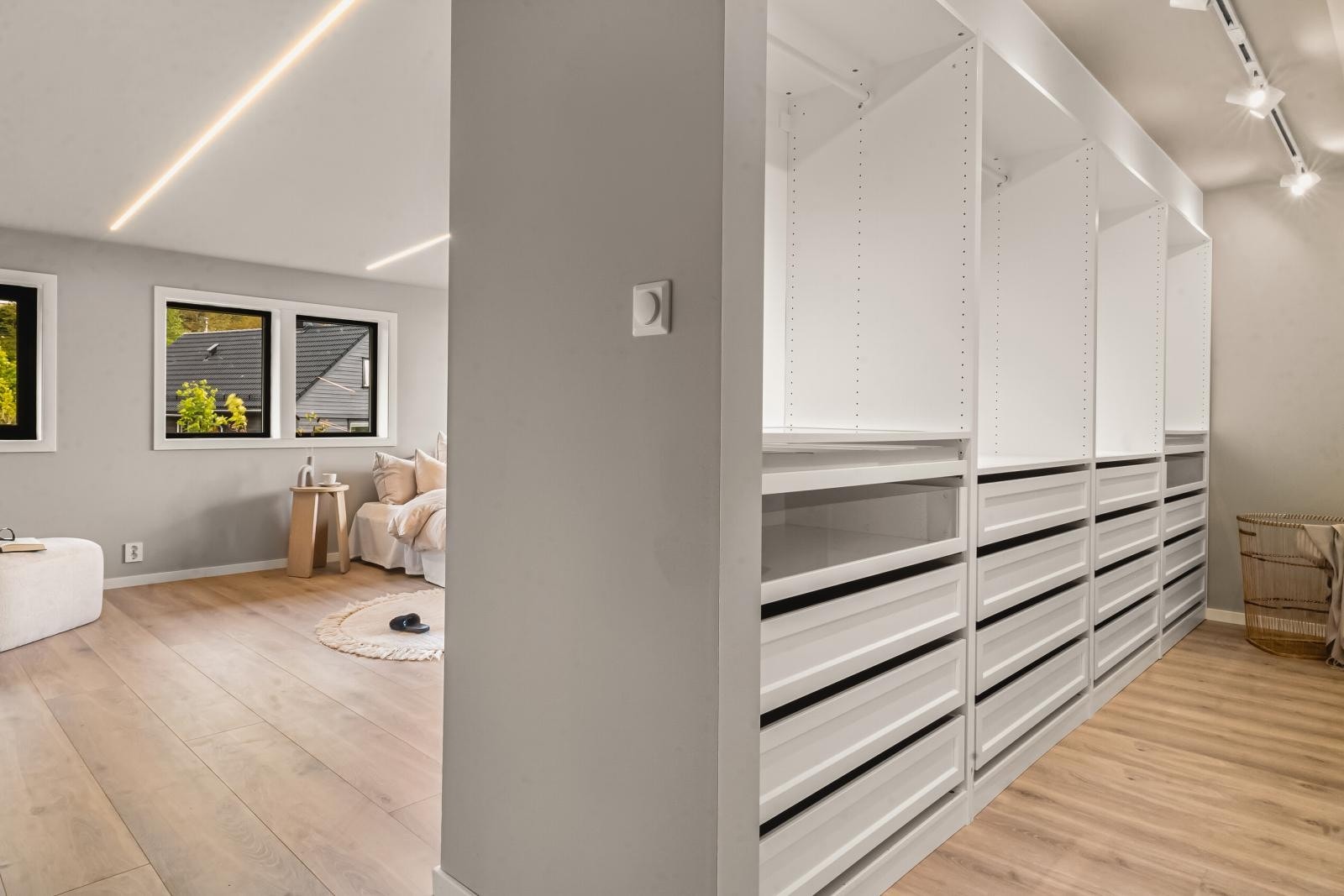 Stor mastersuite på totalt 33 kvm med egen walk-in garderobe. Galleribilde