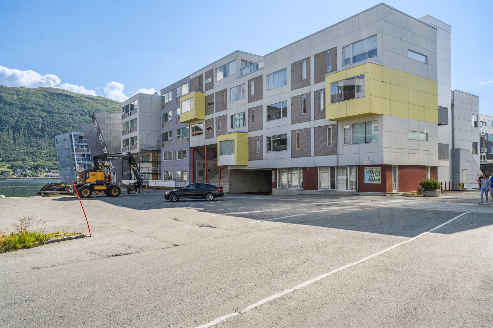 Bygget ligger over inngangen til garasjeanlegget Galleribilde