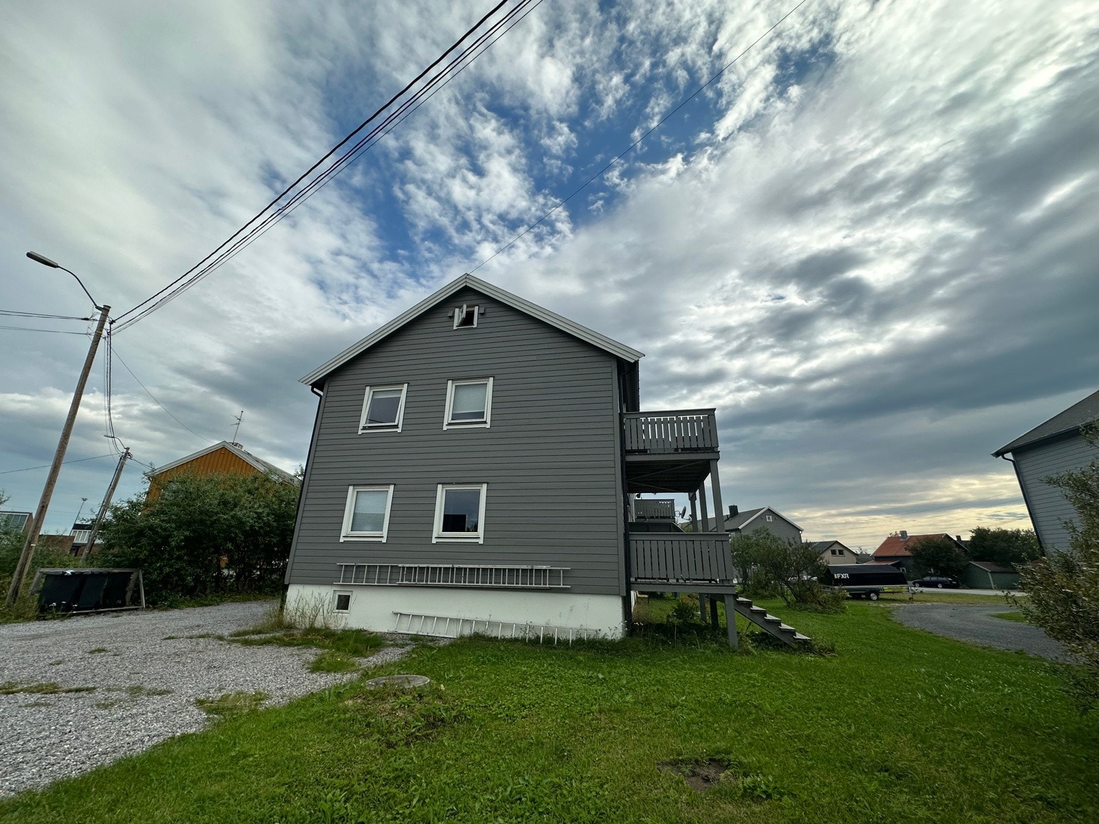 Bildet tatt fra veien. Oppstillingsplass til bil. Galleribilde