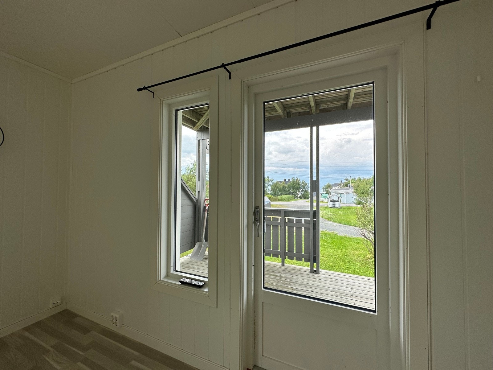 Utsikt fra verandadør i stue. Galleribilde