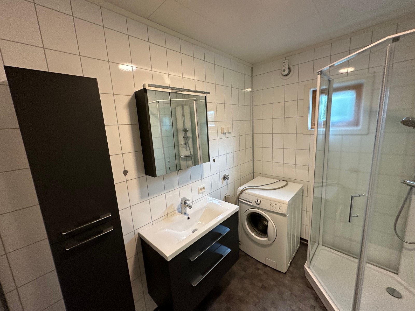 Baderom. Legg merke til at det er god skapplass. Galleribilde