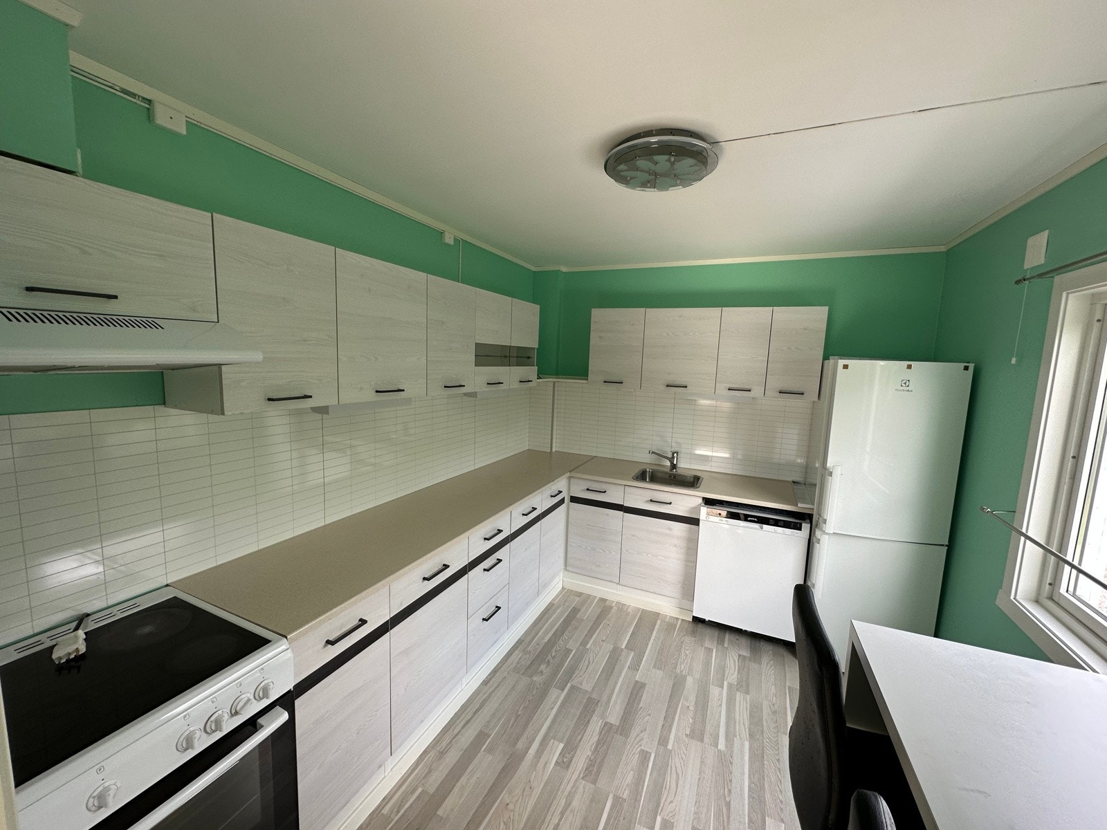 Godt med skapplass på kjøkken. Hvitevarer medfølger. Galleribilde