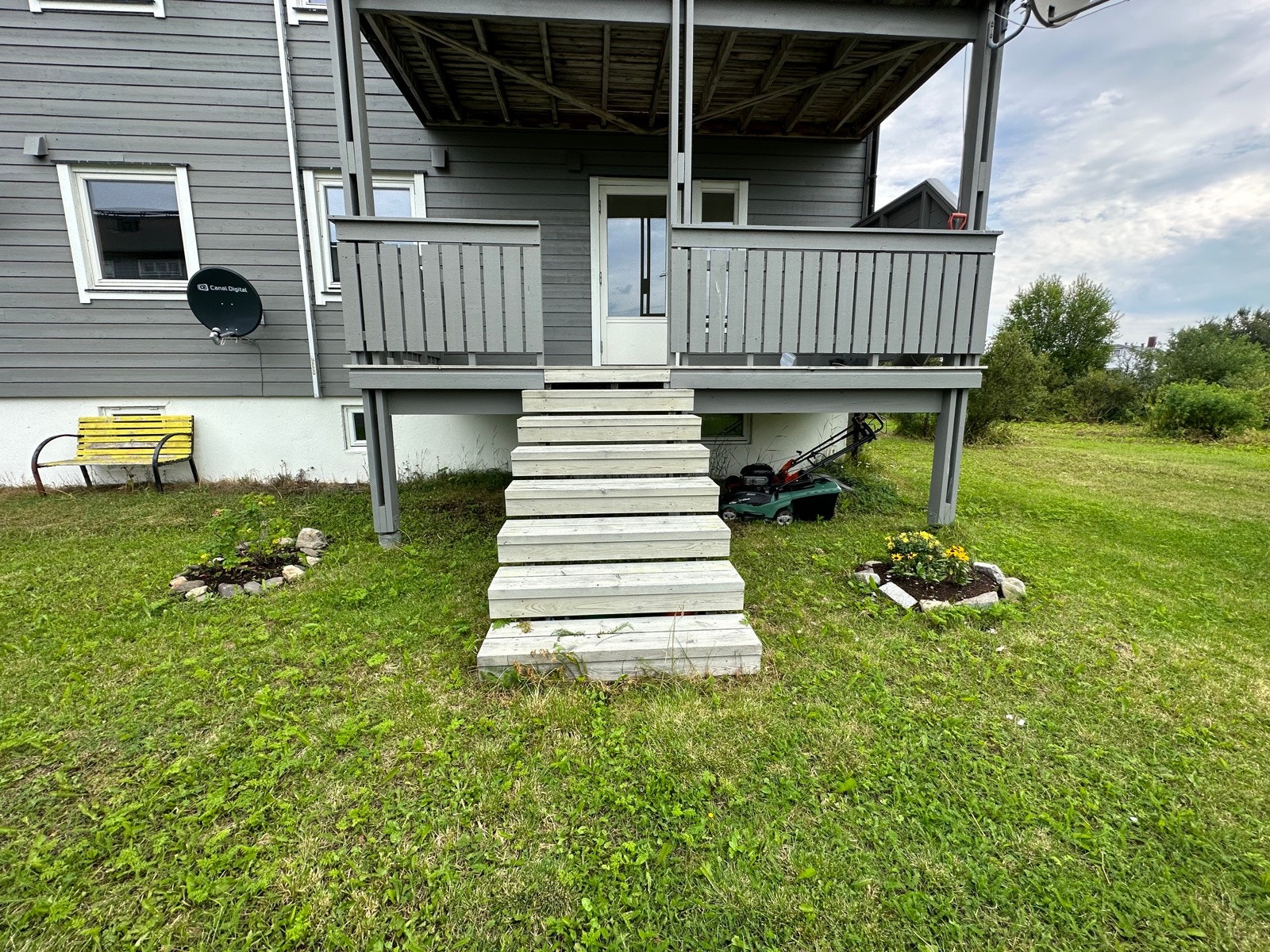 Veranda med trapp ned til hage. Galleribilde