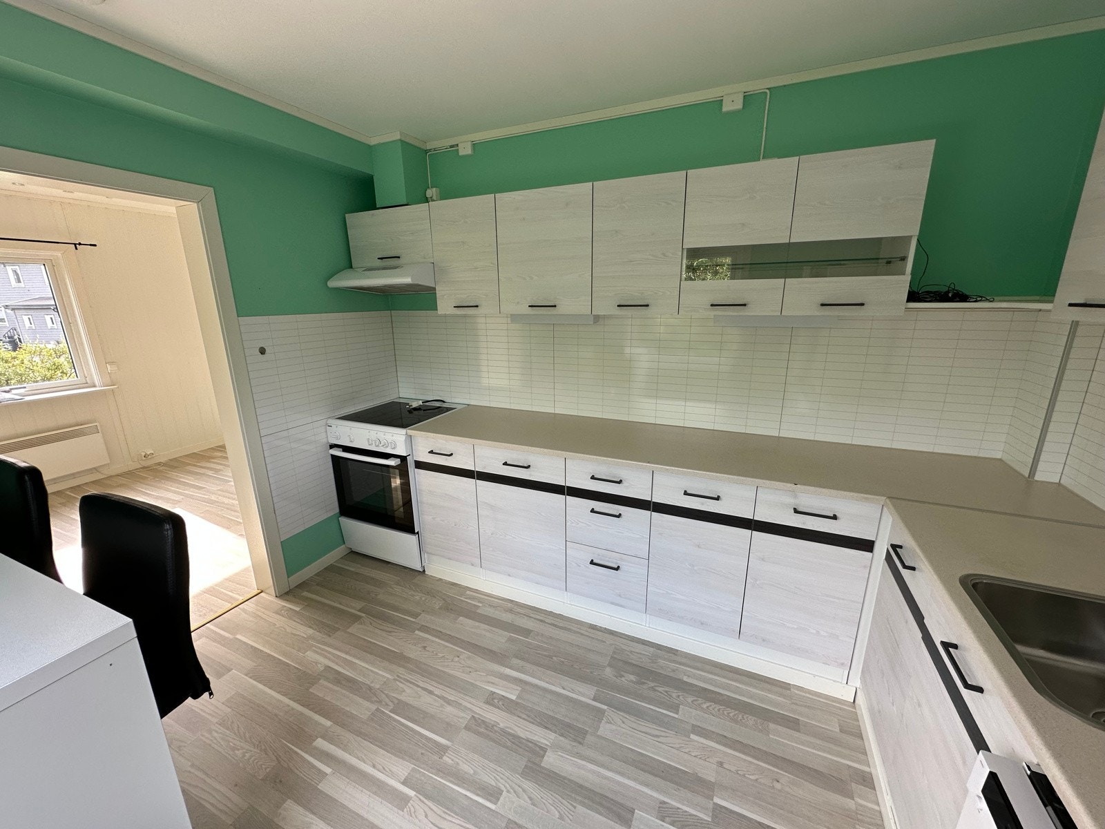 Kjøkken. Godt med skap- og benkplass. Galleribilde