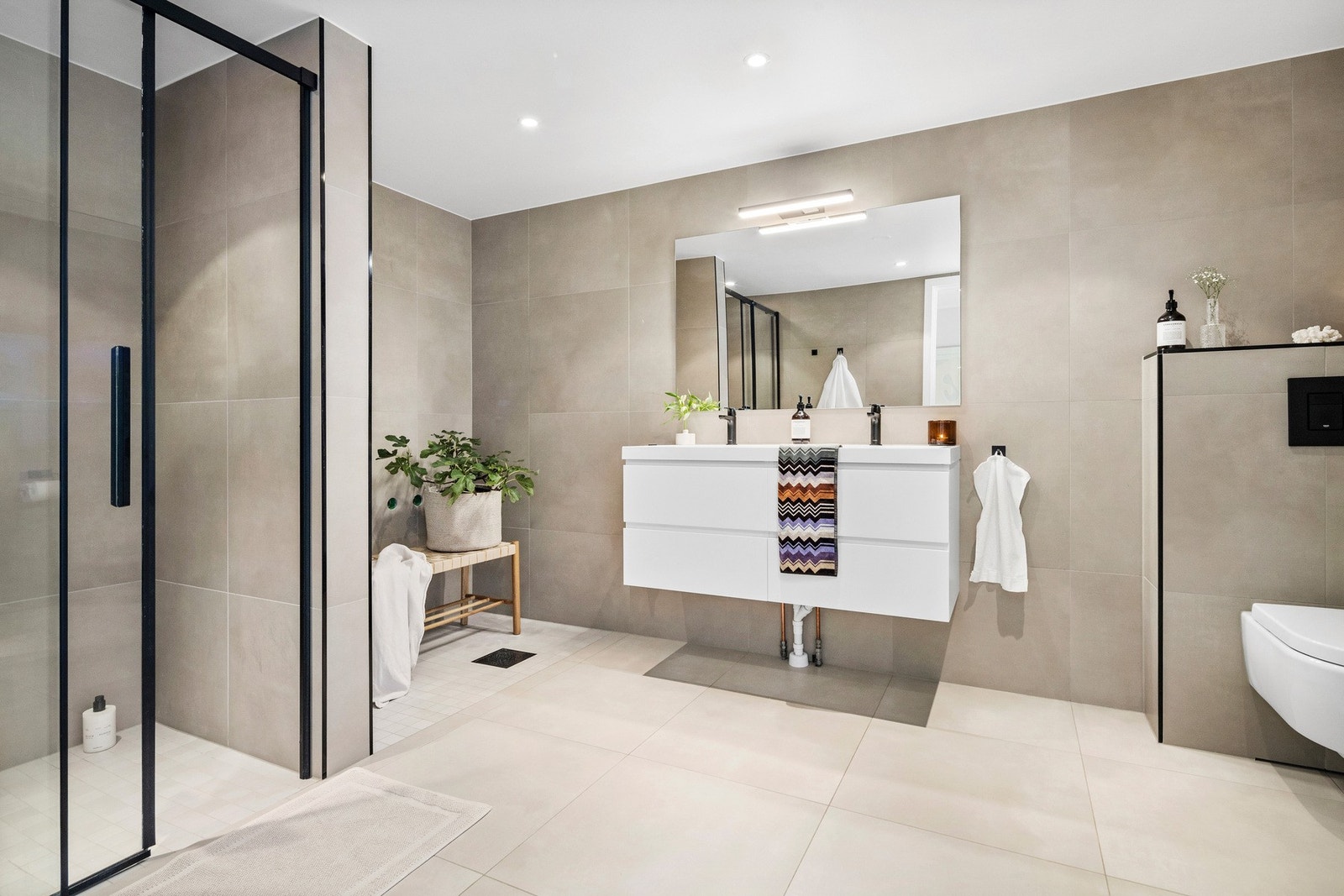 Badet er på hele 10 kvm og har varmekabler i gulv. Vegg i vegg med badet finner vi den praktiske inneboden. Galleribilde