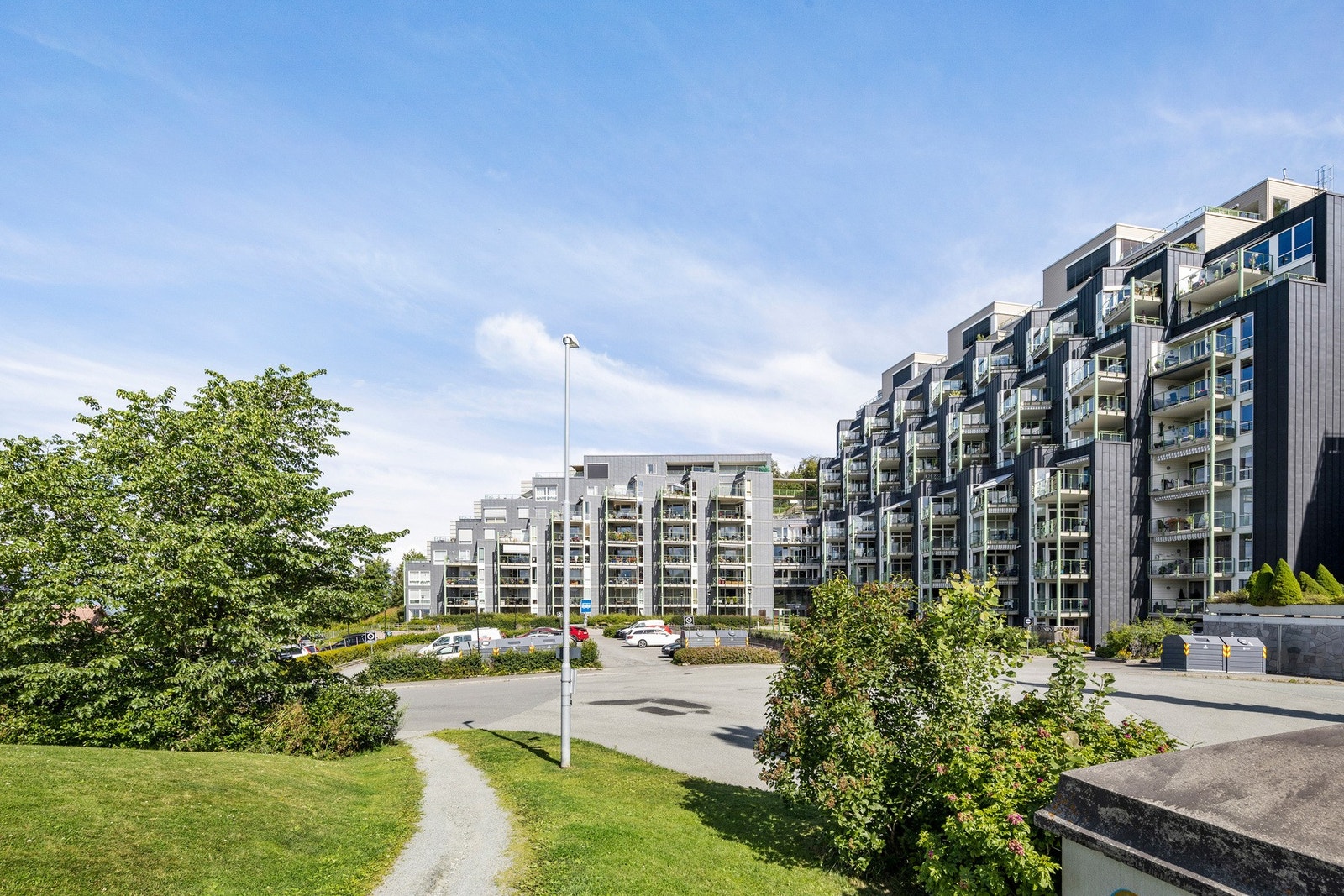 Fra Bergheim er det kort vei til bussholdeplass og dagligvare. Om vinteren kjøres det opp skiløyper like utenfor som tar deg til Estenstadmarka. Galleribilde