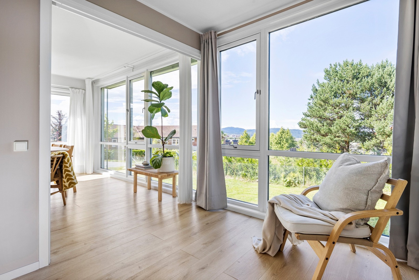Ved stuen ligger et soverom som er adskilt med skyvedør. Galleribilde