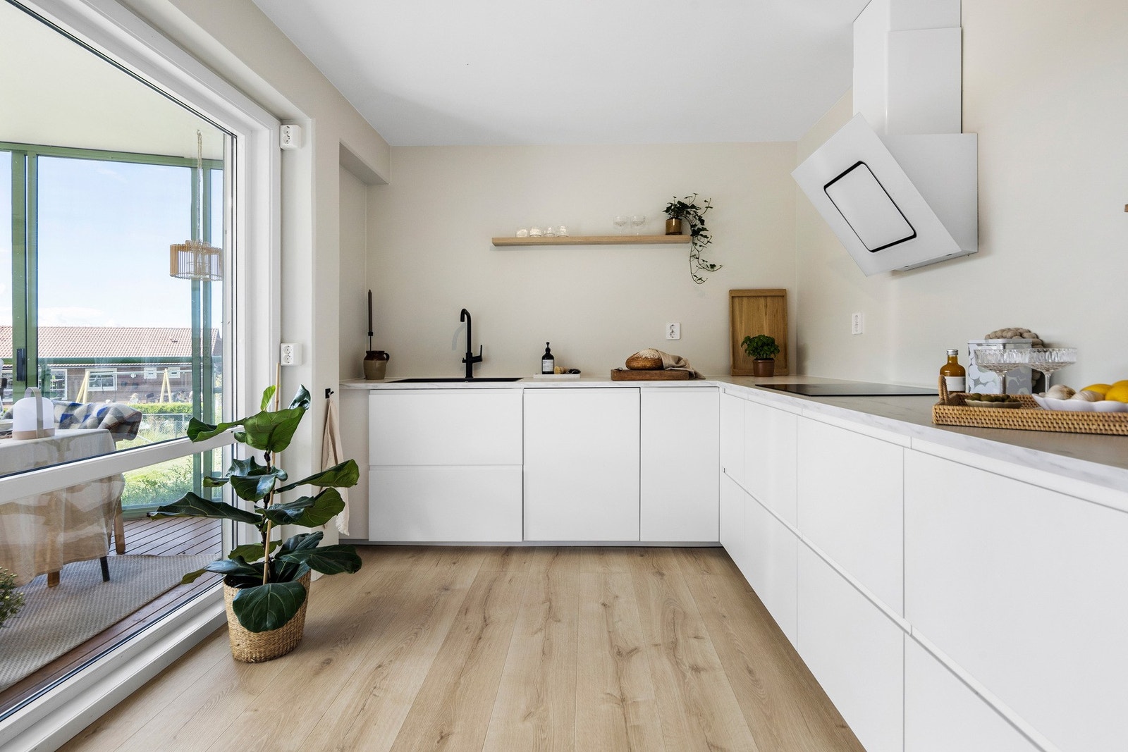 I leiligheten er det adskilt kjøkken og stue hvor du får direkte utgang fra kjøkkenet til en romslig terrasse som er delvis overbygd. Galleribilde