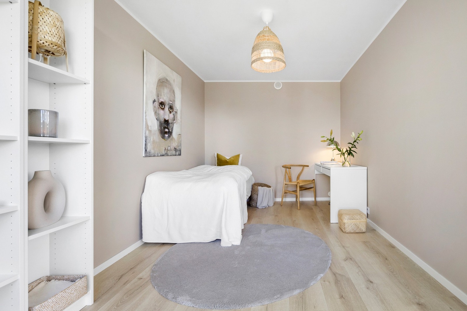 Rommet har godt med lysinnslipp og er brukt som gjesterom/kontor av dagens eiere. Galleribilde