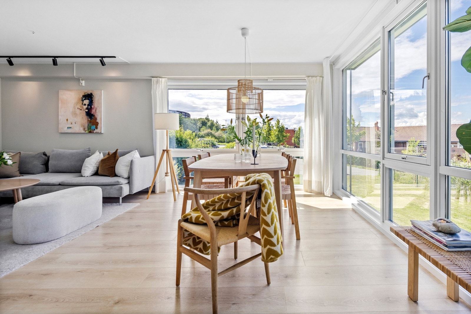 Lys og romslig stue med god plass til både spisebord og sofagruppe. Galleribilde