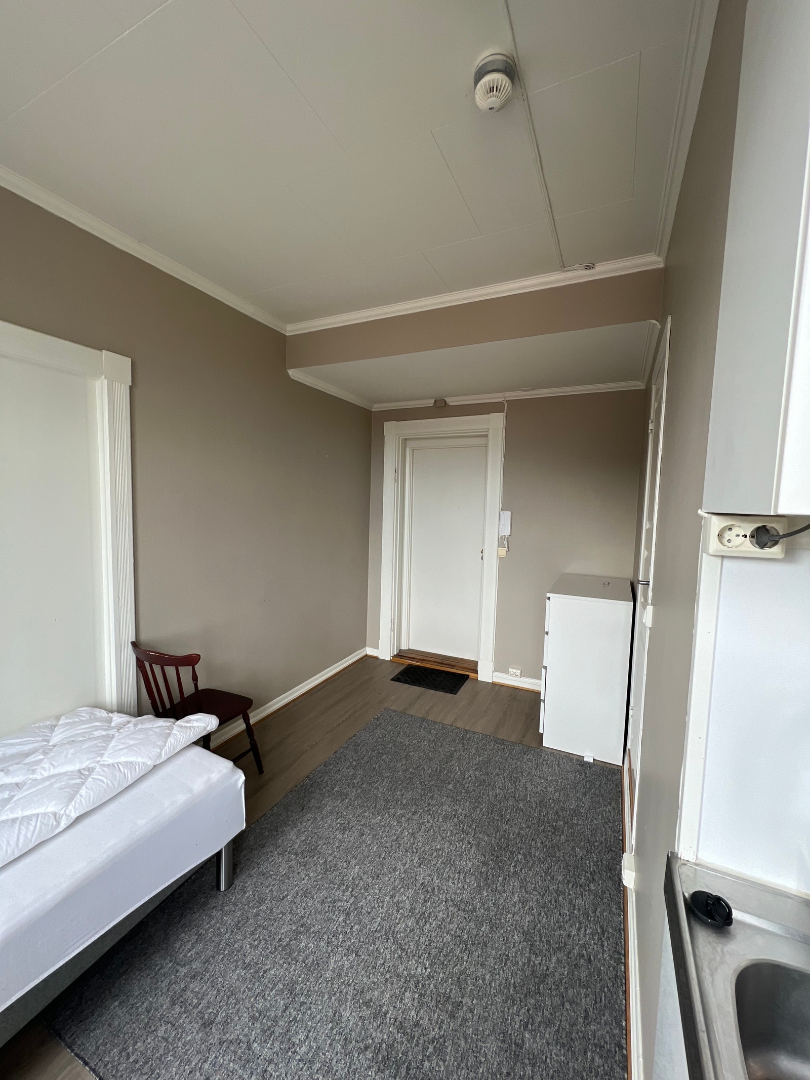 Romslig hybel med store vindusflater Galleribilde