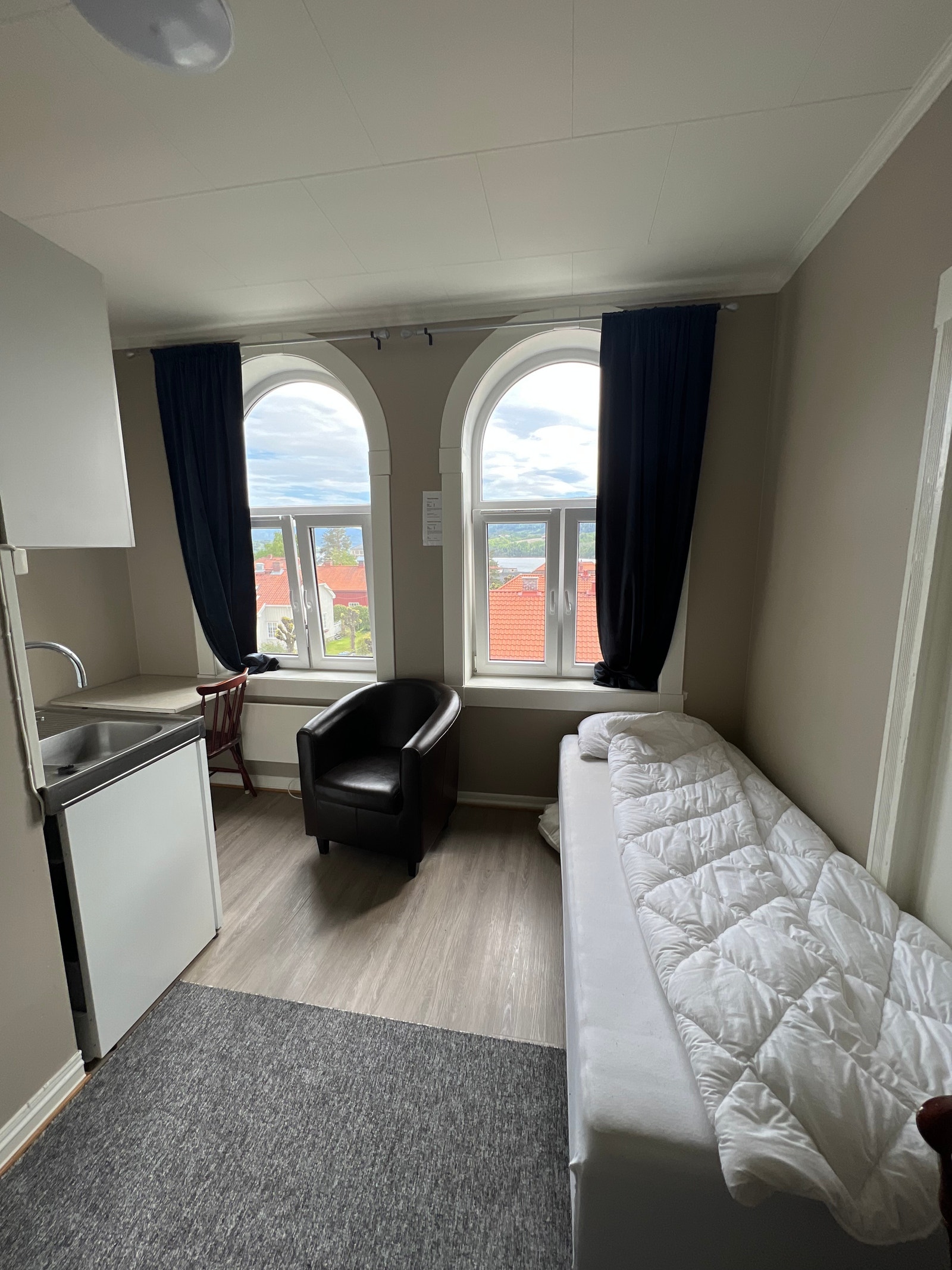 Romslig hybel med store vindusflater Galleribilde