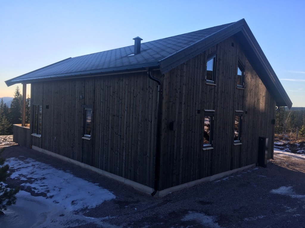 Hytten sett bakfra Galleribilde