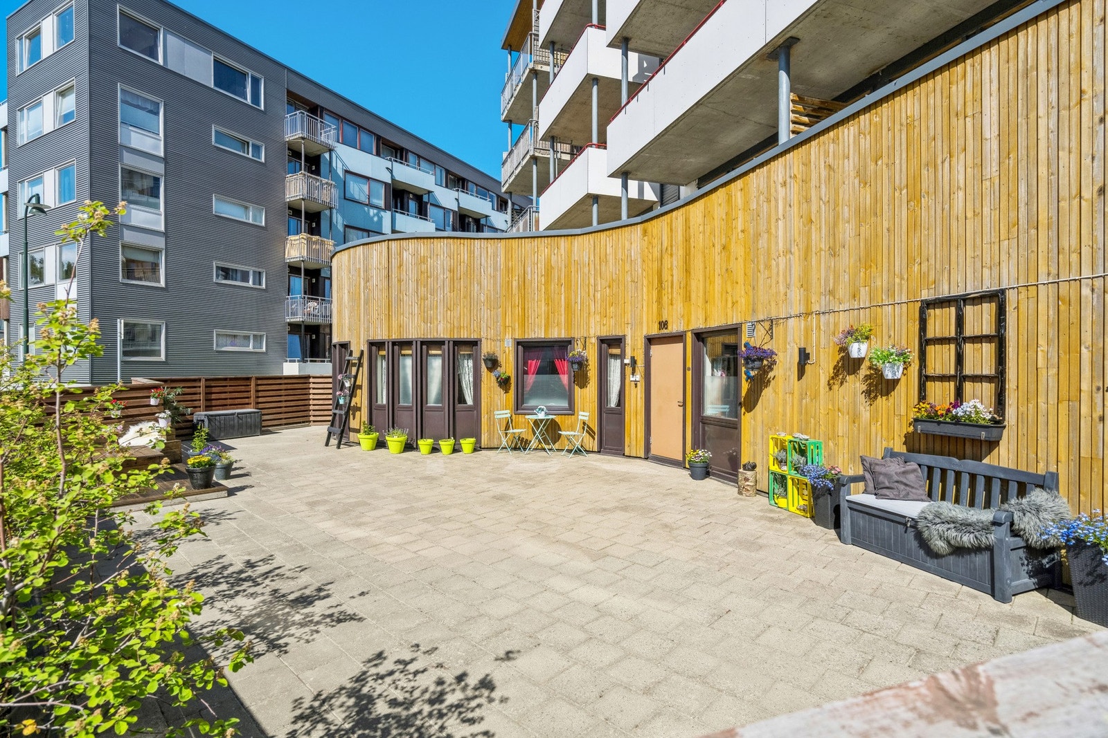 Fasaden har blitt malt i ettertid av dette bildet. Galleribilde