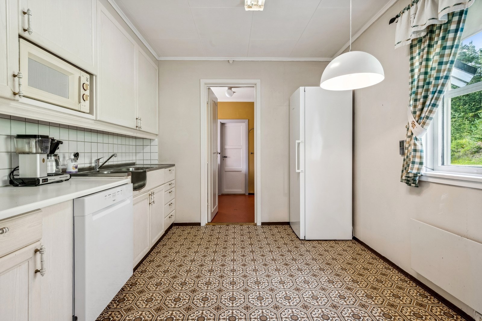 Romslig kjøkken med god plass til kjøkkenbord. Kjøkkenet har innredning med glatte fronter og benkeplate av laminat. Det er kjøleskap, oppvaskmaskin, komfyr og micro. Galleribilde