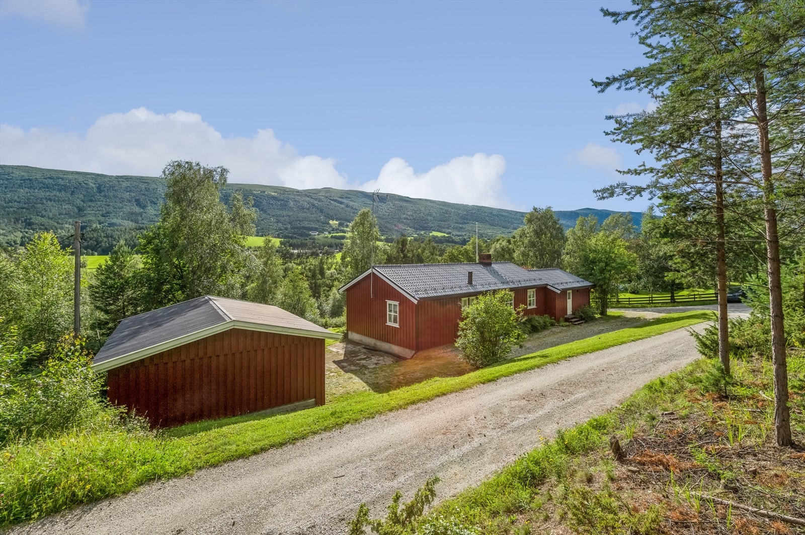 Boligen ligger fint til i Faksdal, mellom Dombås og kommunesenteret i Dovre. Galleribilde