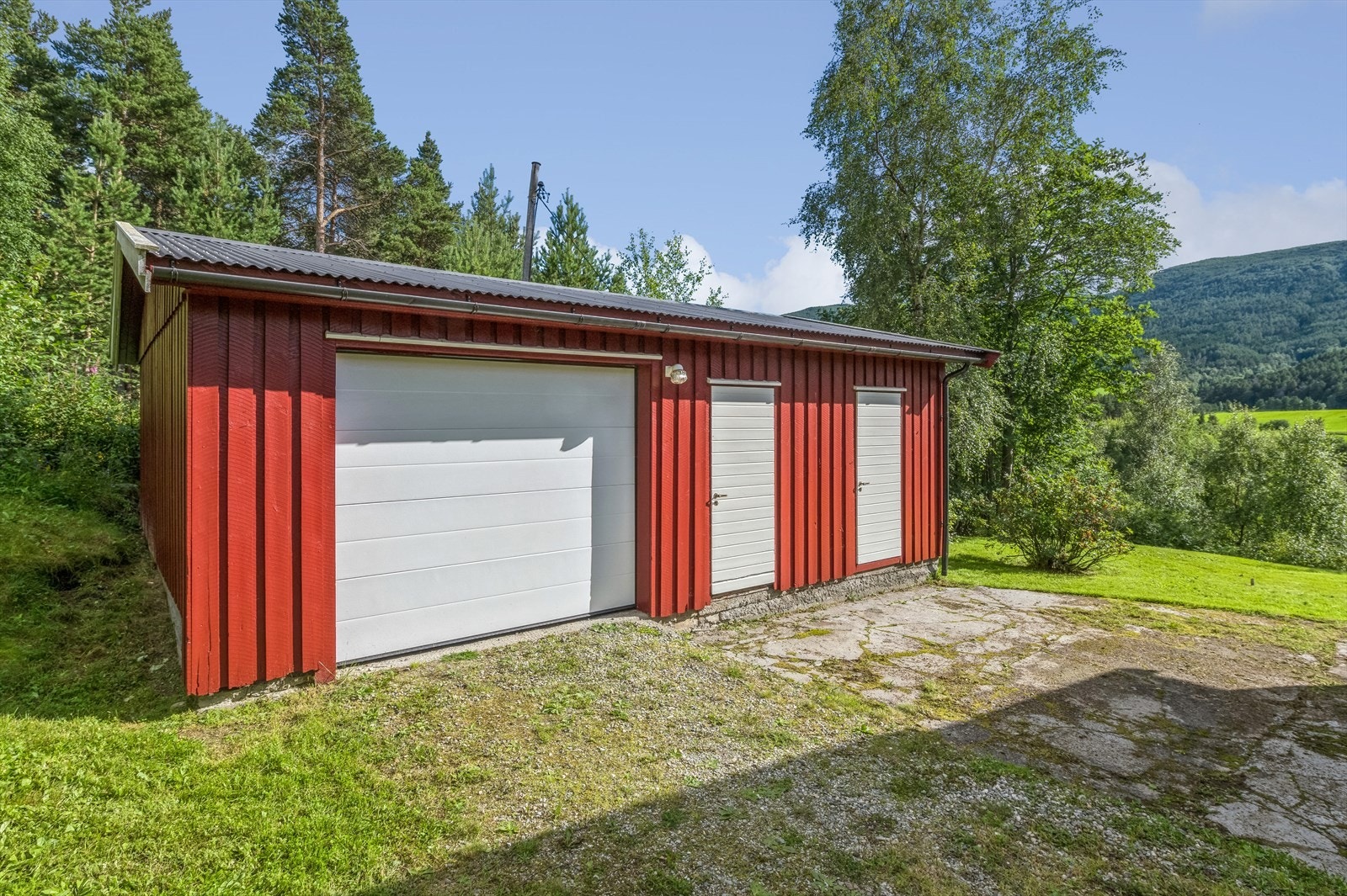 Tilhørende garasje med biloppstillingsplass, bod og vedskjul. Galleribilde