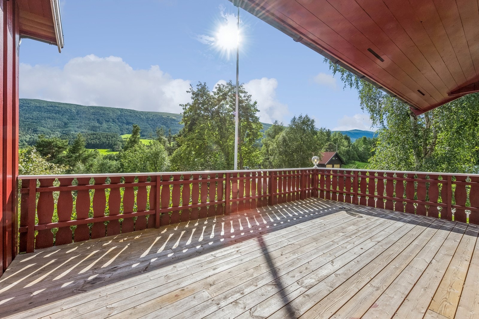 Solrik og romslig terrasse. Galleribilde