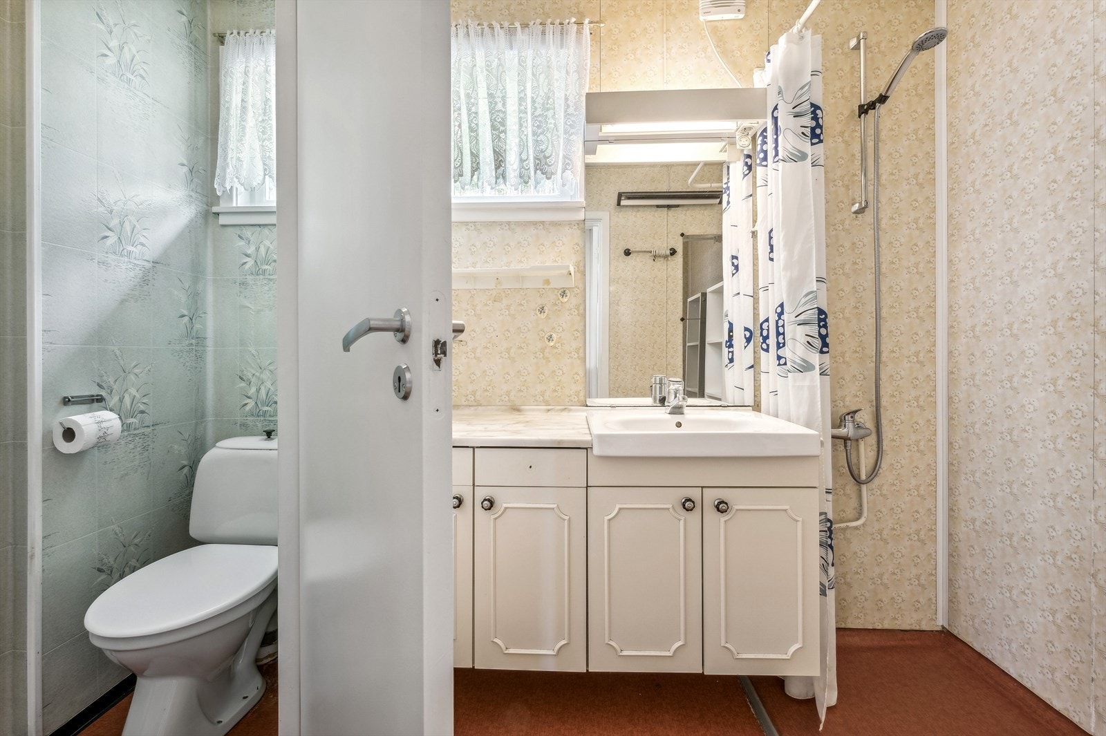 Badet og wc ligger separat med gjennomgang. Galleribilde